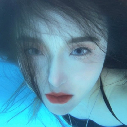 9张高清水中露脸女生头像 氛围感拉满的唯美女头合集