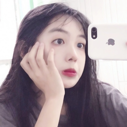 4张干净可爱女生拿苹果手机自拍头像图