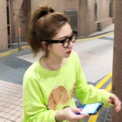 戴眼镜霸气女生头像合集 30张高清新潮酷感图