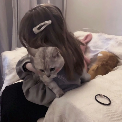 35张高清好看的女生抱猫头像合集