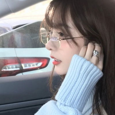 5月戴眼镜的漂亮小姐姐个性头像合集（9张）