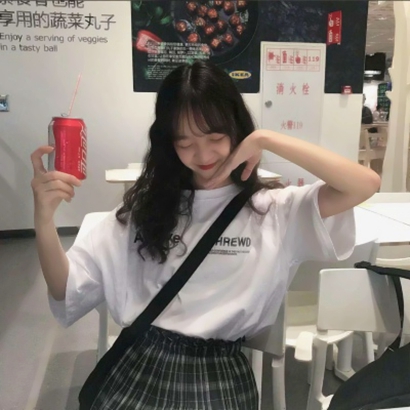 超火的抖音网红女生头像合集，一共18张高清无水印图片，适合用作社交平台头像使用。