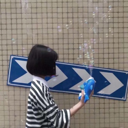 双人闺蜜头像来啦！14张拿泡泡机的女生高清头像合集