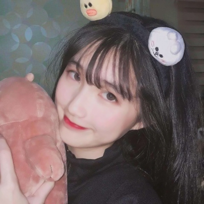 超火的抖音网红女生头像合集，一共18张高清无水印图片，适合用作社交平台头像使用。