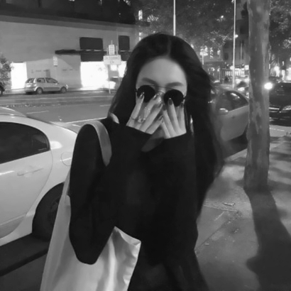 12张氛围感拉满的黑白高清女生头像 带着淡淡的灰色心情