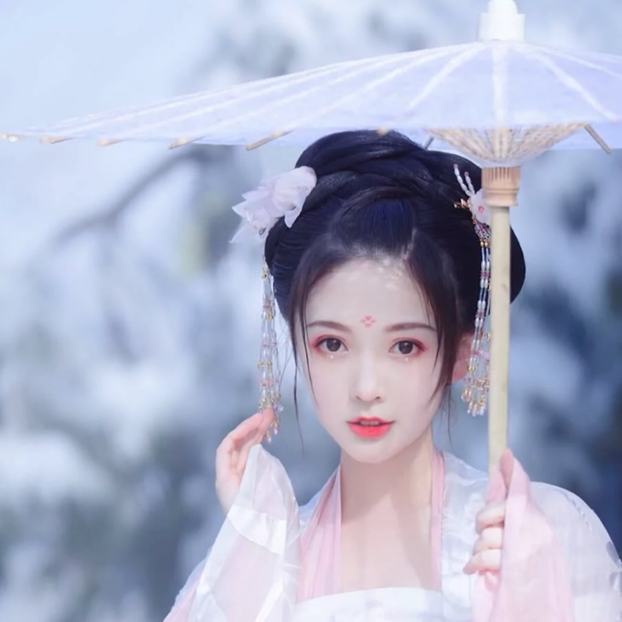 女生简约气质款微信头像合集 共71张