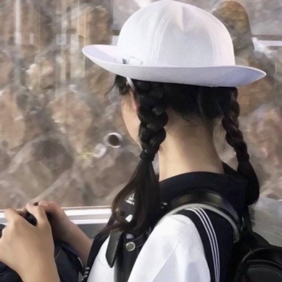 26张高清高冷戴帽女生头像合集