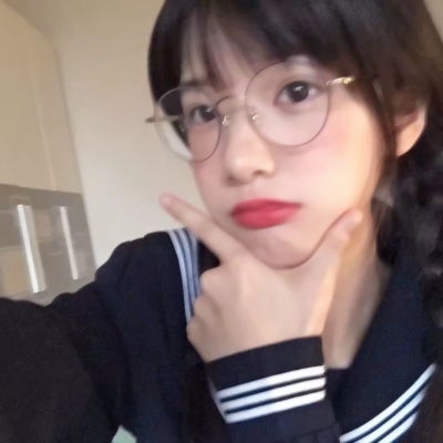戴眼镜霸气女生头像合集 30张高清新潮酷感图