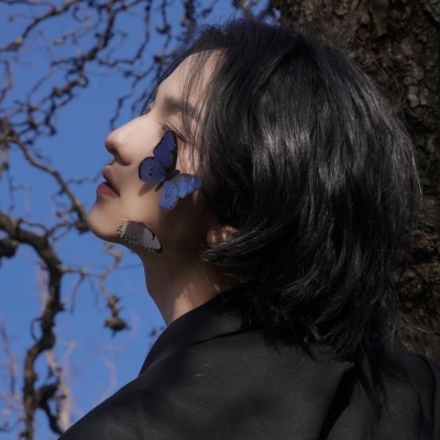 8张ins小众冷淡风真人女生头像合集