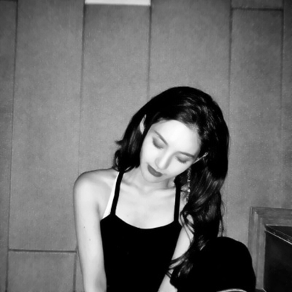 12张氛围感拉满的黑白高清女生头像 带着淡淡的灰色心情