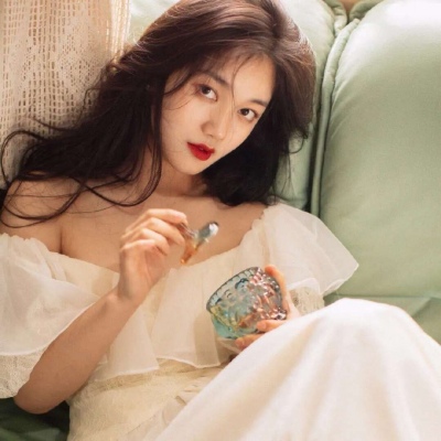 12张氛围感拉满的女生复古真人头像合集