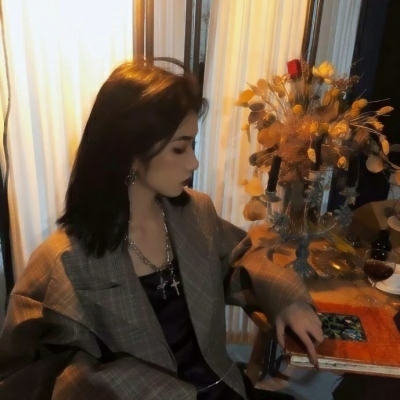 14张高清真人帅气冷感女生QQ头像