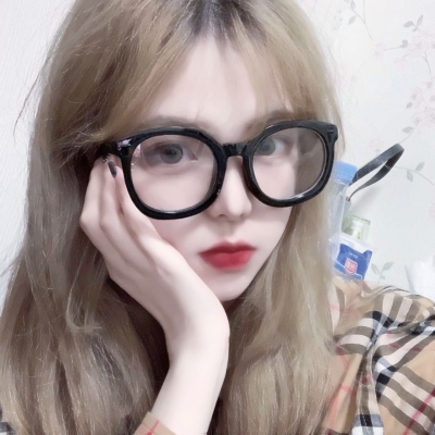 戴眼镜霸气女生头像合集 30张高清新潮酷感图