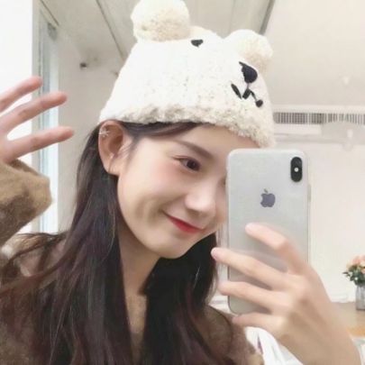 9张高清真人歪头女生自拍头像 时尚感拉满