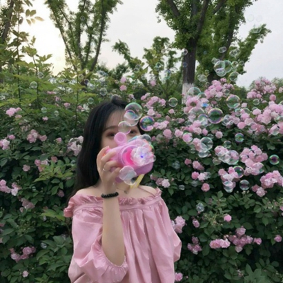 微信闺蜜头像来啦！10张高清玩泡泡机的女生双人头像