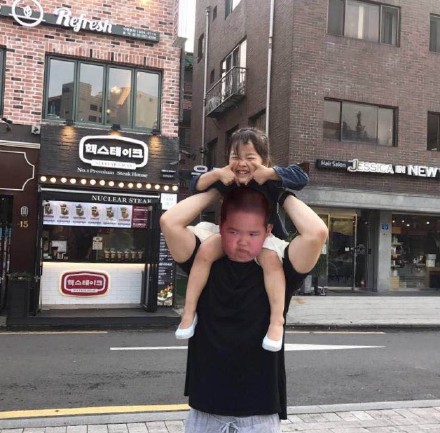 权律二和表情包顶流的P图合影火了