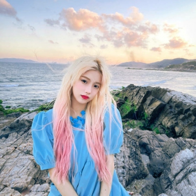 12张氛围感拉满的染发女生头像 又美又时髦