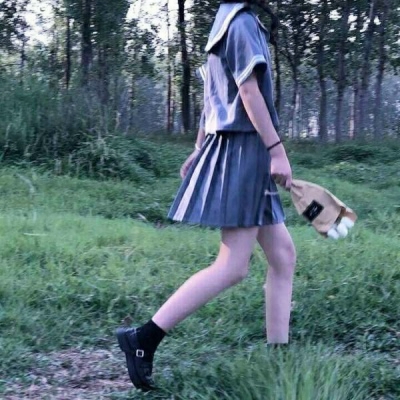 18张高清不露脸！女生下半身部位个性网图头像合集