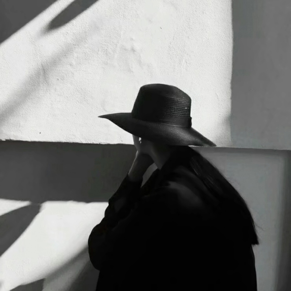 女生冷酷背影黑白伤感头像合集 10张超清精选