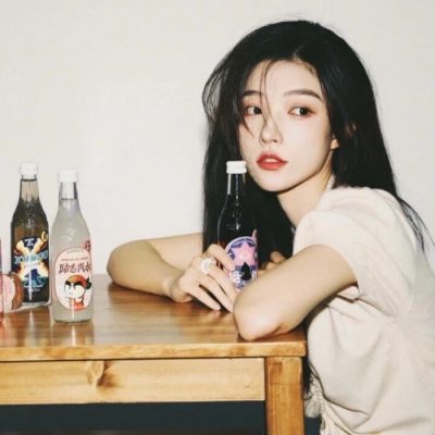 17张带旧胶片滤镜的真人女生头像 质感拉满