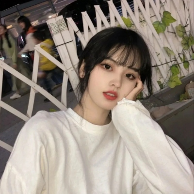 女生微信头像高清合集来啦！共20张最新款头像可供挑选。