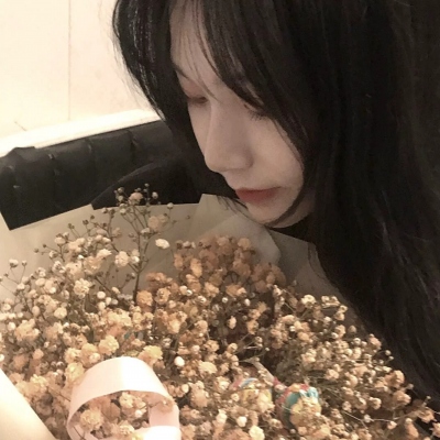 11张真人版女生与花的头像合集 快存来当头像