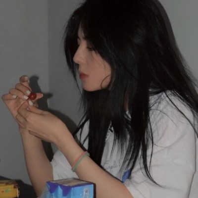 11张高清真人女生微丧微信头像分享