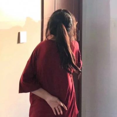 7张不露脸的网红女生真人背影头像，快收好