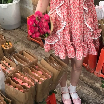 11张真人版女生与花的头像合集 快存来当头像