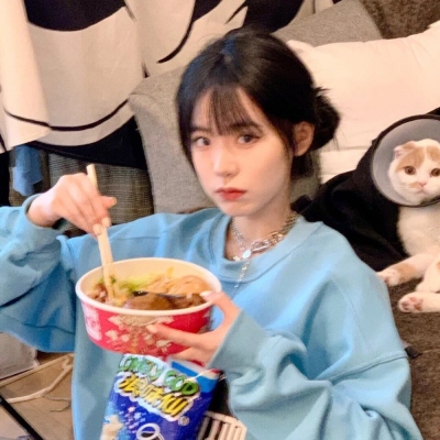 10张真人小姐姐生活照 适合当微信头像的合集来了