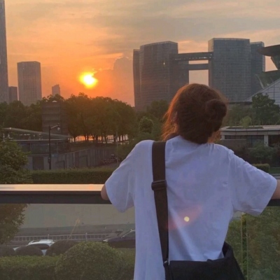 11张高清真人女生微丧微信头像分享