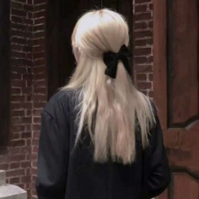 网络爆火的女生专属微信头像合集 共15张