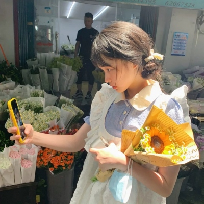 11张真人版女生与花的头像合集 快存来当头像
