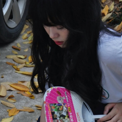 14张高清ins风女生真人微信头像 好看又清晰