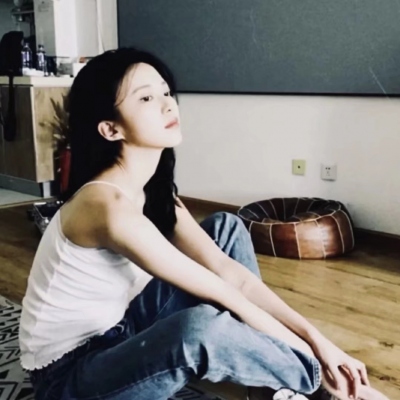 17张带旧胶片滤镜的真人女生头像 质感拉满