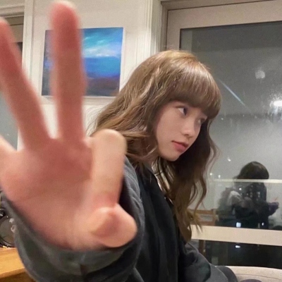 17张带旧胶片滤镜的真人女生头像 质感拉满