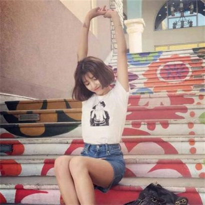 超火的女生高清短头像 共12张