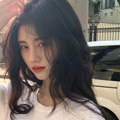 现在当下超火的真人青春女生头像来啦，一共20张