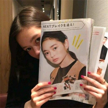 爆火的简约气质女生微信头像，一共10张