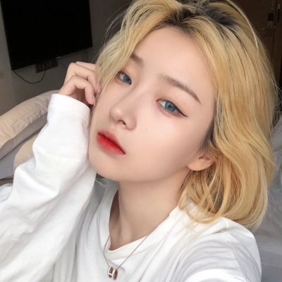超火的女生真人微信头像 共20张