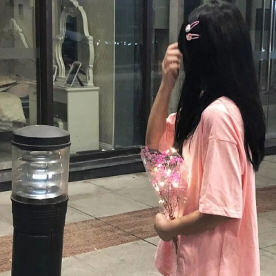 7张不露脸的网红女生真人背影头像，快收好
