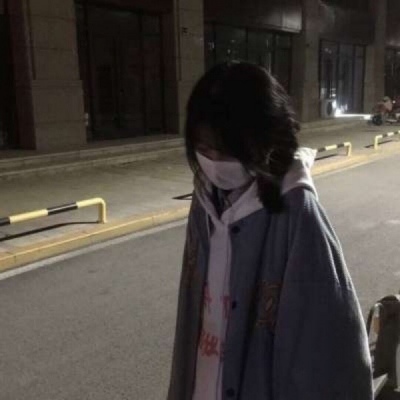 11张高清真人女生微丧微信头像分享