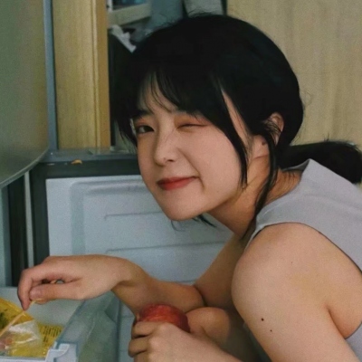 17张带旧胶片滤镜的真人女生头像 质感拉满