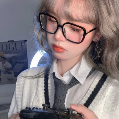 14张高清ins风女生真人微信头像 好看又清晰