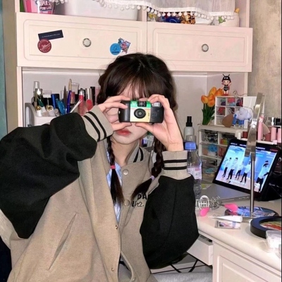 17张带旧胶片滤镜的真人女生头像 质感拉满