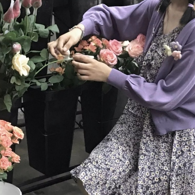 11张真人版女生与花的头像合集 快存来当头像