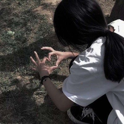 11张质感拉满的真人伤感女生头像