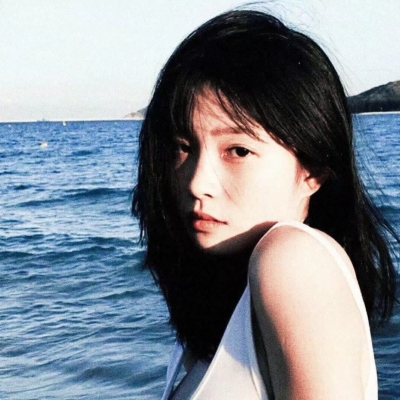 17张带旧胶片滤镜的真人女生头像 质感拉满