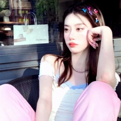 14张高清ins风女生真人微信头像 好看又清晰