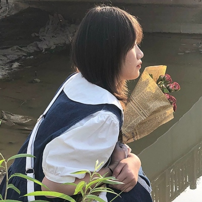 11张真人版女生与花的头像合集 快存来当头像